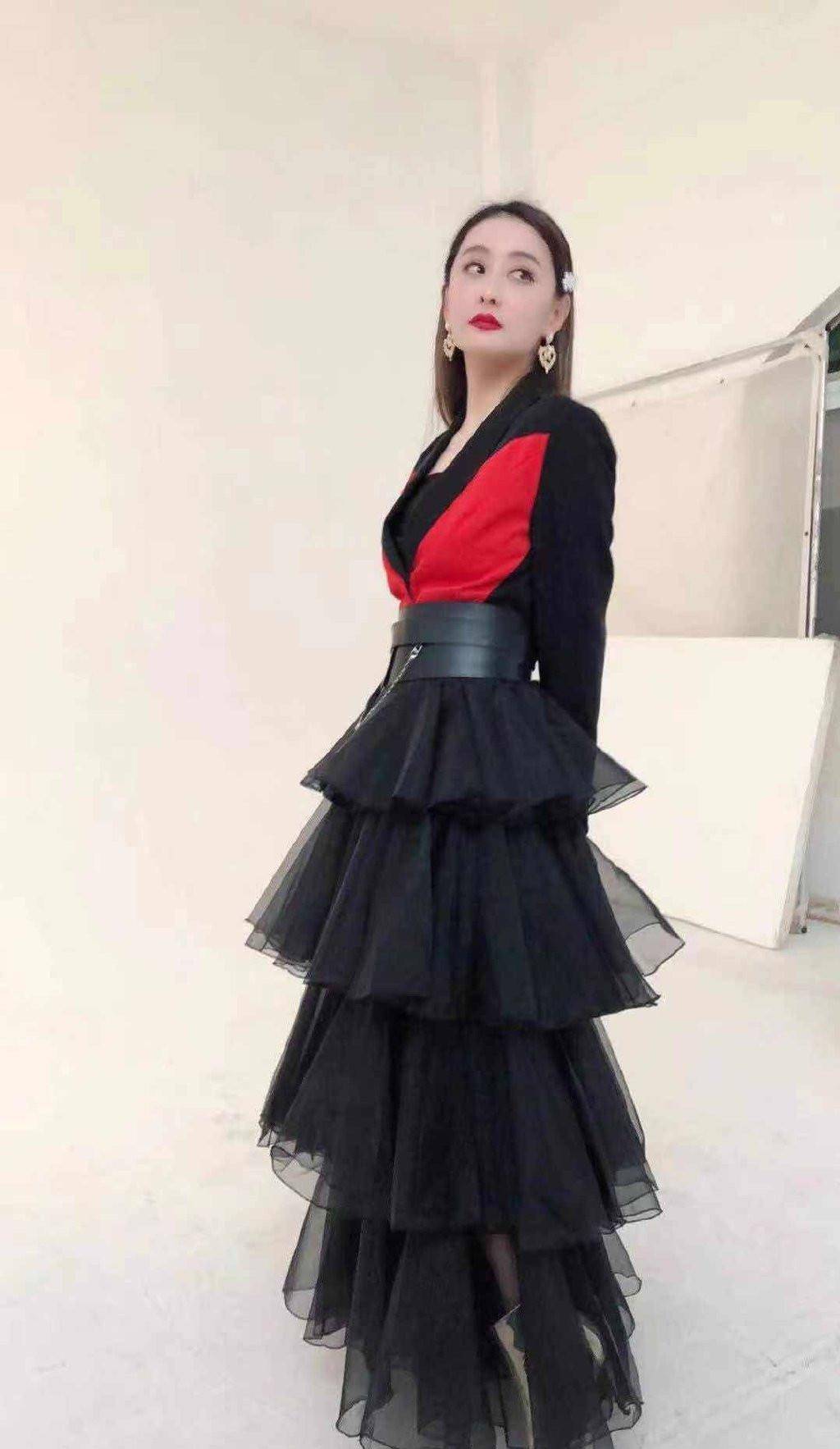 衣裙|陈德容罕见晒上班照，蛋糕裙踩“金靴”，不惧镜头双手环抱太惊艳