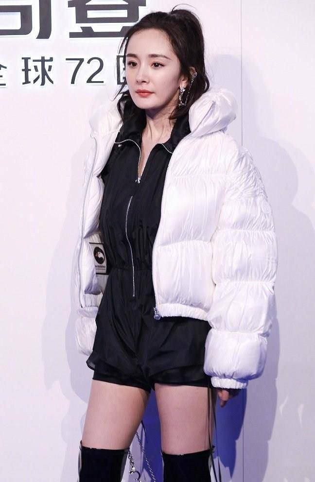slay|杨幂现身看秀slay全场，罕见连体短裤配6259过膝靴，把风头都抢了