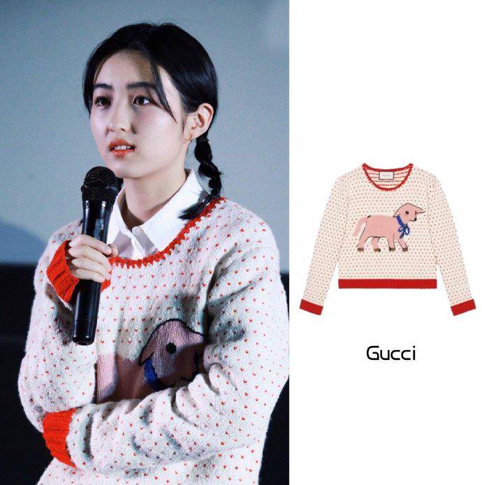 卡通|张子枫亮相新戏路演，罕见烈焰红唇配14500毛衣，18岁美得太高调