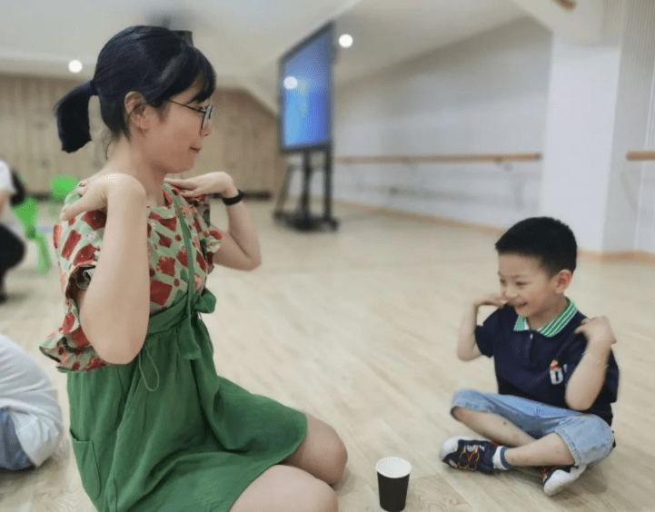 进行|众多家长提议，将幼儿园纳入“义务教育”，教育部门的回应来了