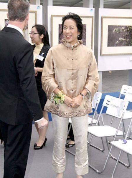 整体|郭晶晶婆婆真爱打扮，总穿的时髦靓丽，反而显得儿媳好老啊!