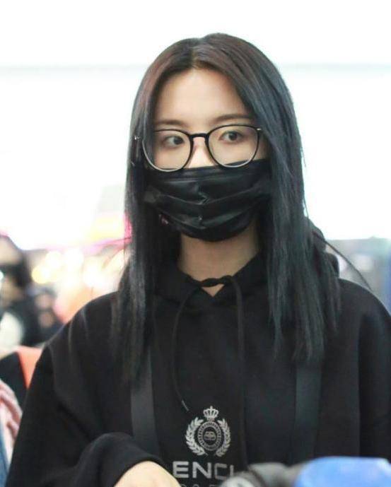 青春|杨超越现身机场，黑色卫衣尽显时尚感，妥妥的小仙女无疑了