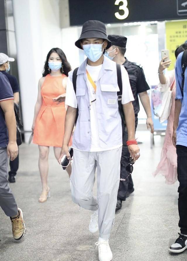 马甲|丁真穿潮装原来这么帅，工装马甲配束脚裤，潮流感不输流量明星