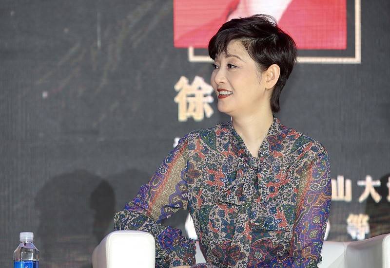 因为|徐帆的自然老去太美了，穿的裙子虽然很浮夸，但气场还是那么优雅