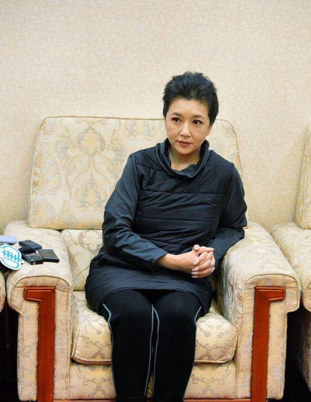 整体|53岁江珊穿得和普通人一样,气质却优雅迷人,一张天然脸真的抗老