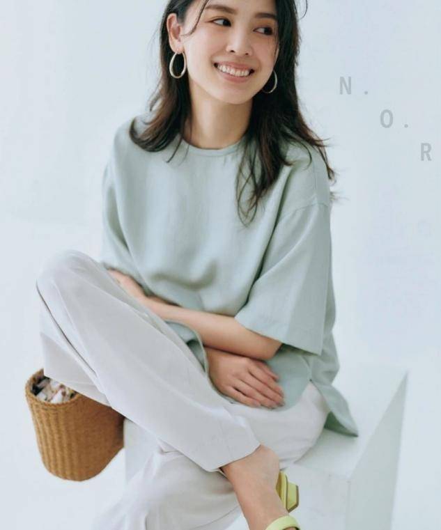 显得|穿T恤不要配小脚裤，如今流行这3种“穿法”，时髦减龄还高级