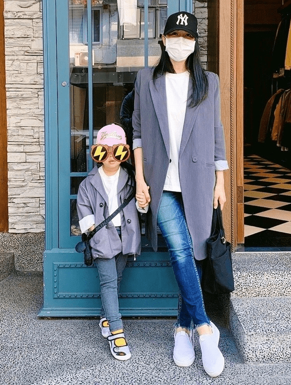 分析|伊能静5岁女儿好洋气，穿红花衣配绿裙子，奇奇怪怪却很可爱