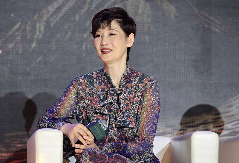 因为|徐帆的自然老去太美了，穿的裙子虽然很浮夸，但气场还是那么优雅