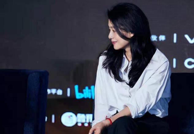 个性|42岁周韵氛围感太绝了,随便穿身白衬衫出镜,都盖不住文艺范儿