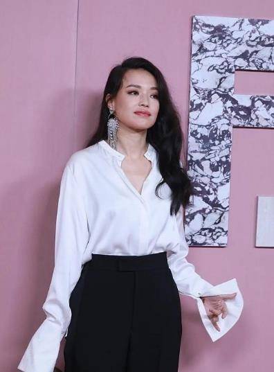 波浪|舒淇这身造型好有“港姐”味道，长波浪卷慵懒又迷人，美翻了