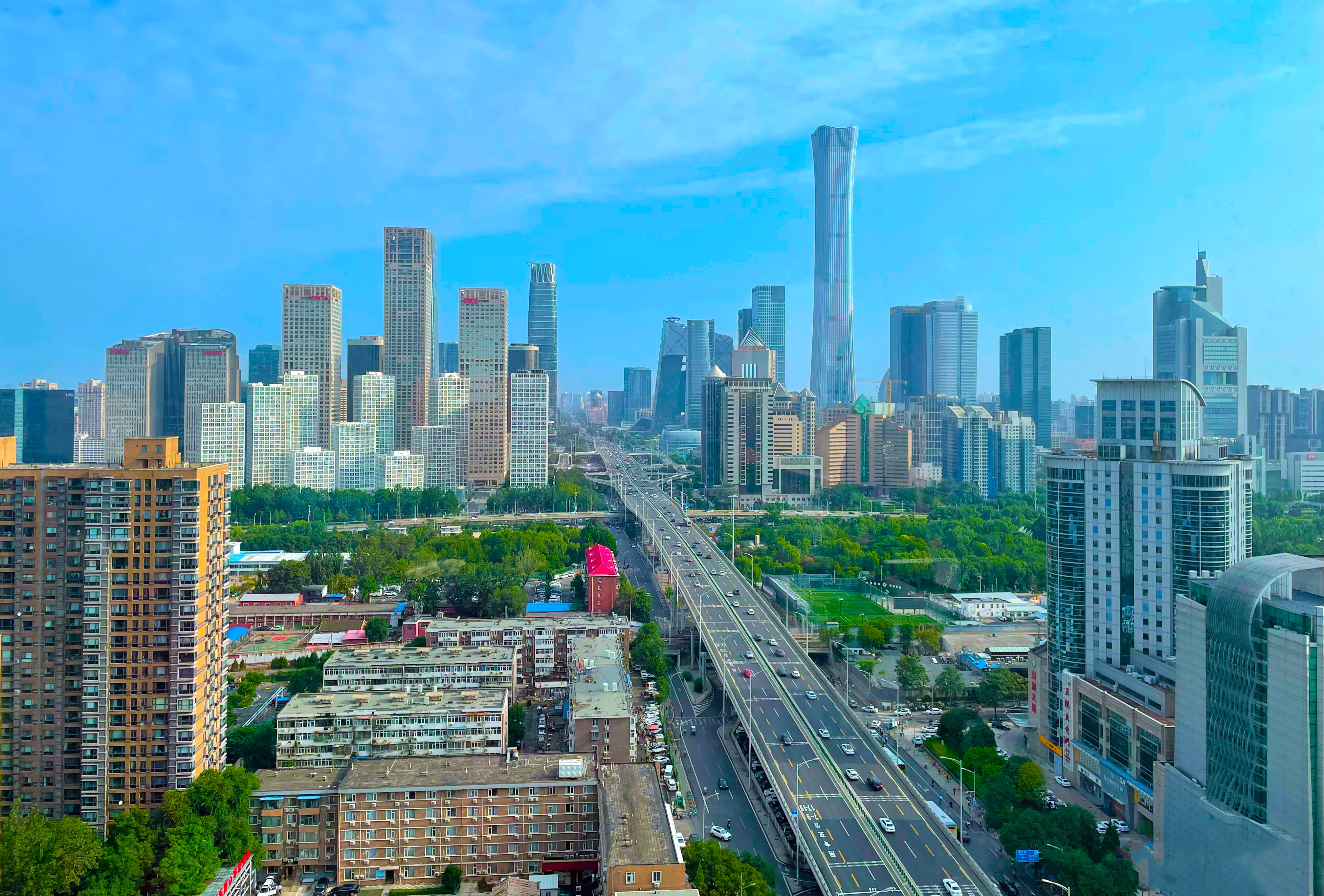 中国尊位于北京三环外cbd商圈,是北京第一高楼,也是中国现代十大建筑