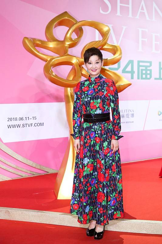 因为|徐帆的自然老去太美了，穿的裙子虽然很浮夸，但气场还是那么优雅