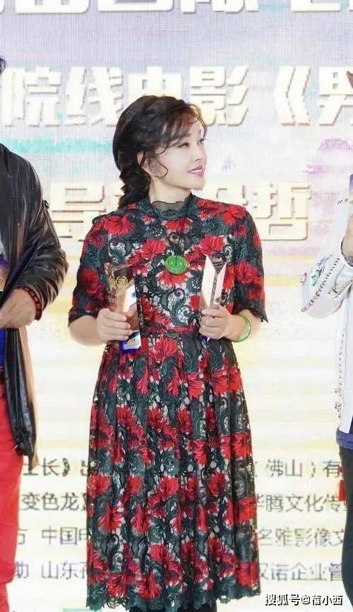 黑色|刘晓庆完全忽略了奶奶的年龄，成功秀出“傲人”身材，穿搭好惊艳