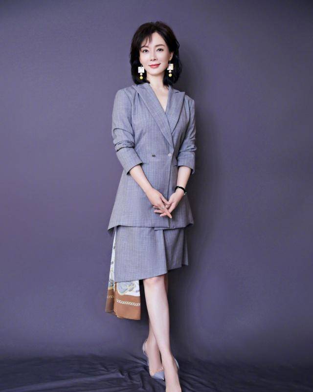 黑色|女人过了50岁，出门少穿这3种“装嫩色”，显胖俗气还掉价