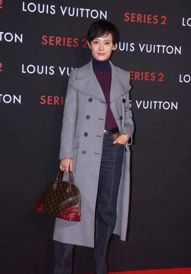 插花|孙俪沉迷插花！卫衣搭牛仔裤真时髦，剪“蘑菇头”半土不洋太老气