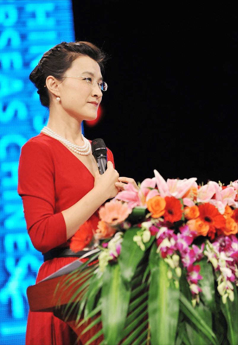 魅力|“央视名嘴”董倩虽然不算惊艳，可是穿搭挺优雅的，不饰浓妆更美