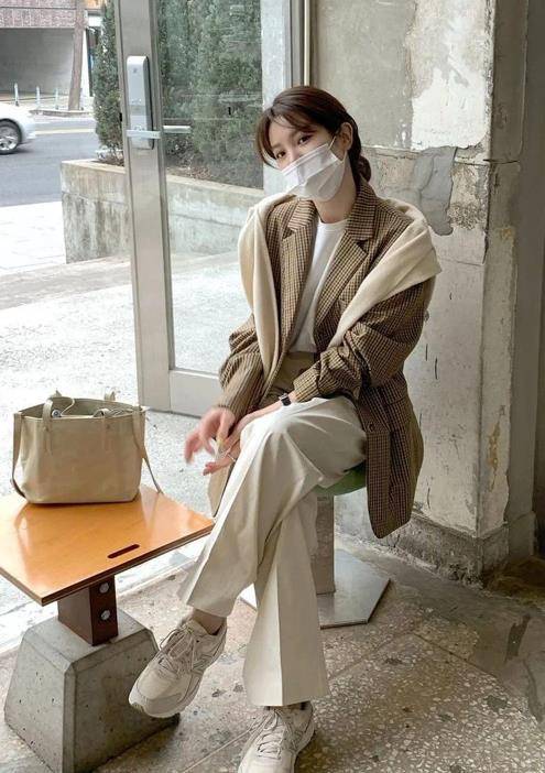 视觉|今夏“奶奶裤”又来炸街了，配上这几件上衣，气质优雅更时髦