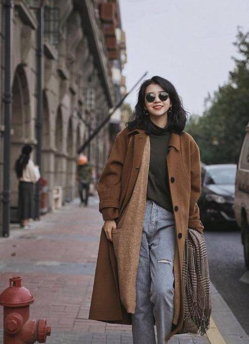 黑色|三木又把“驼色大衣”带火了，这样来搭，时髦保暖又显贵，真美