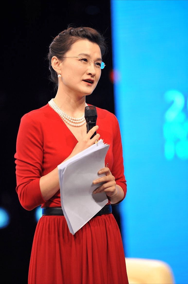 央视名嘴董倩虽然不算惊艳可是穿搭挺优雅的不饰浓妆更美