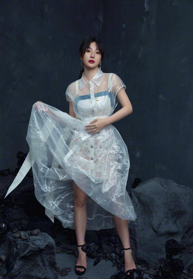 身材|柳岩真是“人间水蜜桃”，穿翠色仙女裙惊艳全场，扎丸子头更显嫩