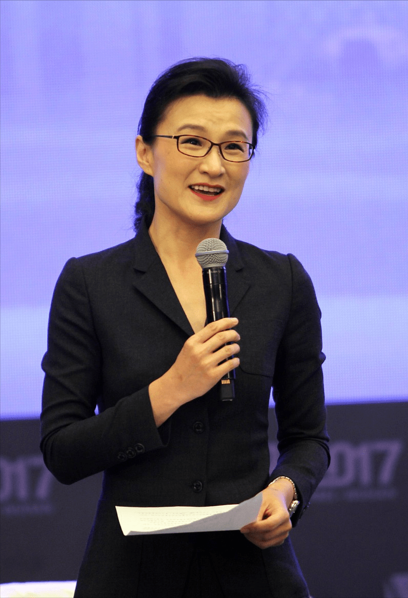 魅力|“央视名嘴”董倩虽然不算惊艳，可是穿搭挺优雅的，不饰浓妆更美