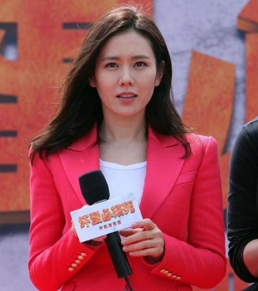 黑色|40岁孙艺珍还是很美，穿大红色西服外套不仅不俗气显老，还很优雅