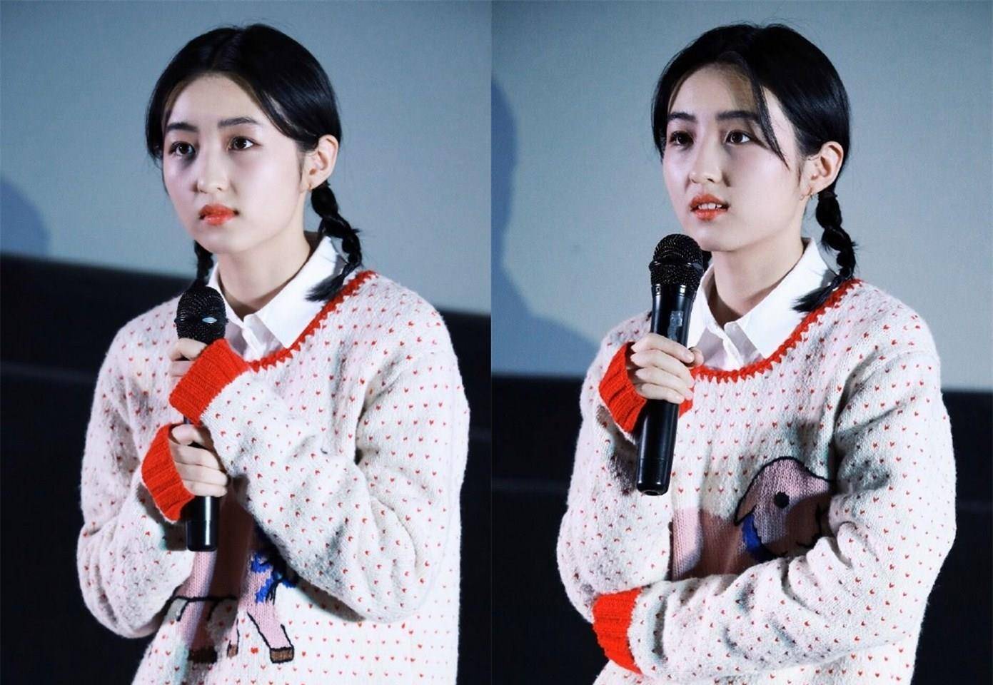 卡通|张子枫亮相新戏路演，罕见烈焰红唇配14500毛衣，18岁美得太高调
