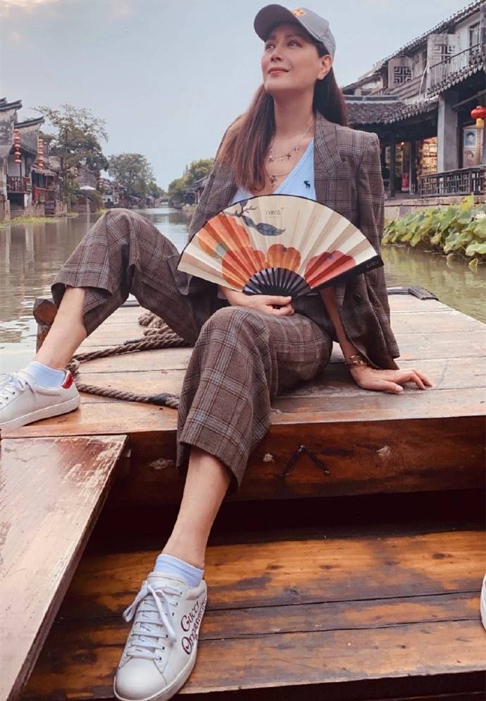 折扇|任达华妻子畅游江南水乡，穿西装手拿折扇“附庸风雅”，又飒又美