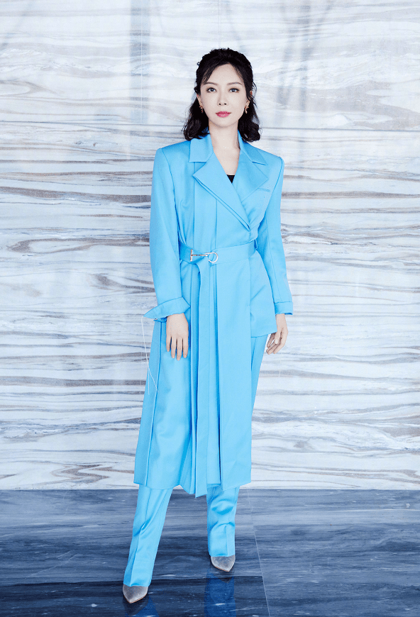 颜色|论色彩驾驭力我只服陈数，克莱因蓝配黑色穿得优雅，私服不输气质