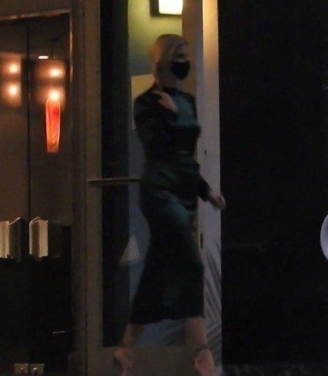 身材|伊万卡穿墨绿色开衩礼裙高贵优雅,展现完美身材,太迷人了