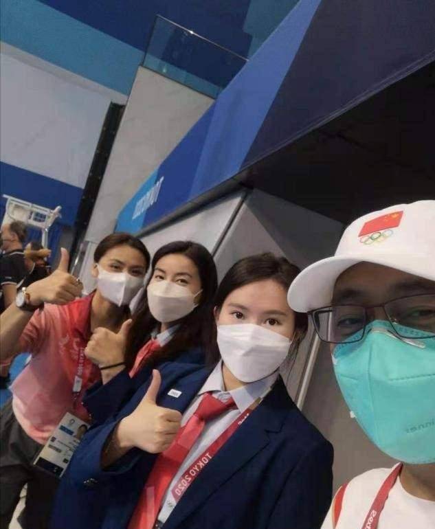 职业|郭晶晶奥运会场内看赛，衬衫西裤太有职业感，高举手机拍照变迷妹