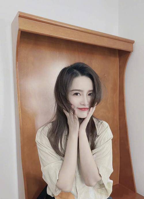 米色|李沁七夕发祝福，衬衣上酒瓶图案抢眼，长发遮脸太软萌