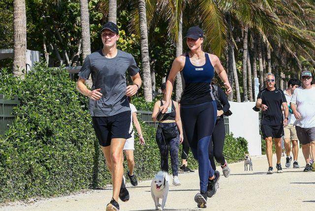 健美|伊万卡穿一身运动装和老公库什纳一起跑步，身形健美，好迷人