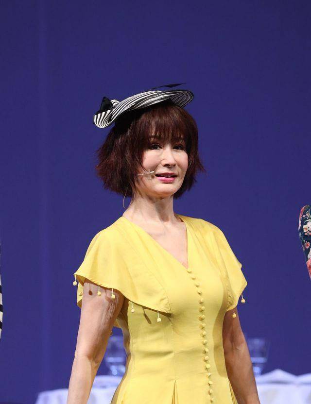潘迎紫|70岁潘迎紫该服老了，穿V领裙录节目端庄，但满脸褶子显真实年龄