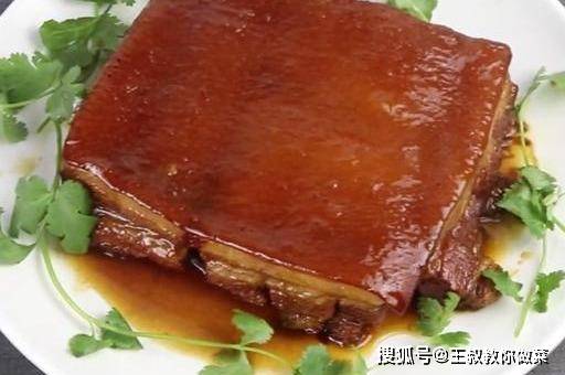 食材:五花肉500克,辣椒段5克,八角两粒,香叶三片,桂皮两小片,草果壳1