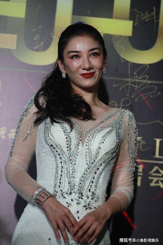 黄奕|聂远的前女友黄奕,身穿紧身裙身材曲线没有完全显现,没有修图