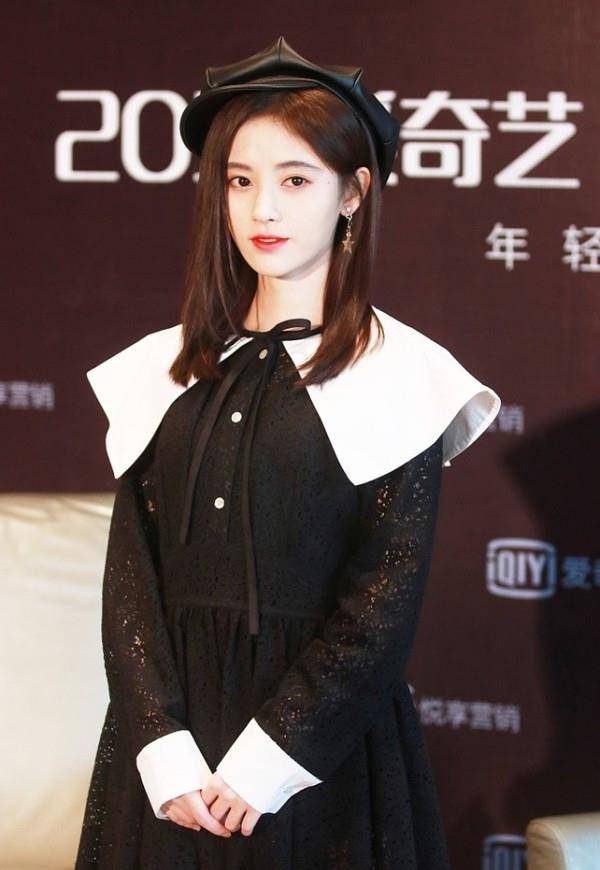 黑色|鞠婧祎虽然身材娇小，但这比例真让人羡慕，穿短裙露大长腿太迷人