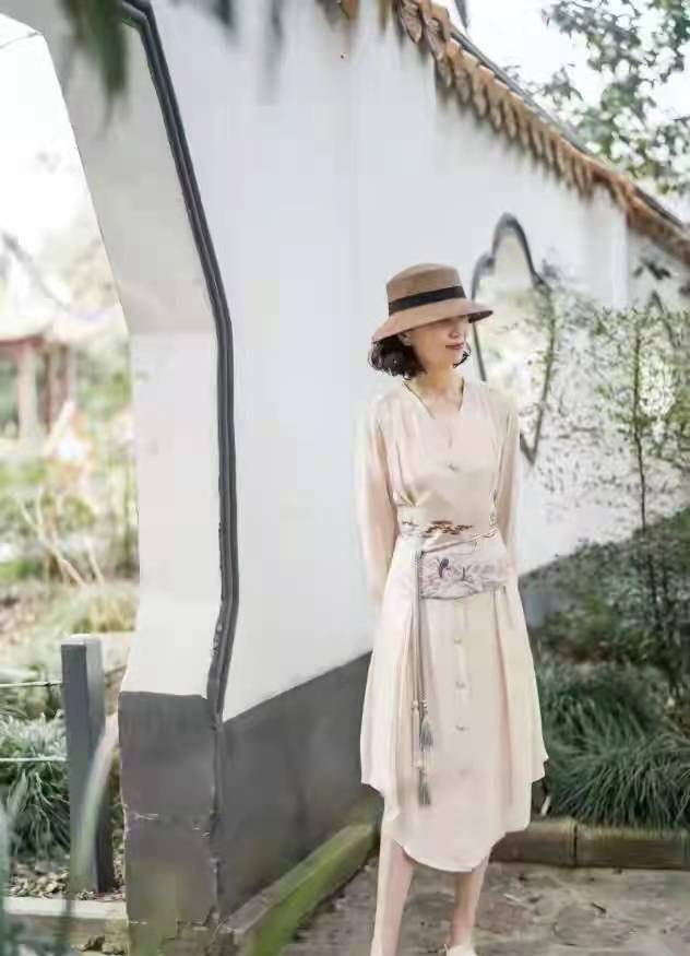 帆布鞋|女人50岁以后，夏天少穿运动鞋，学三木妈妈这样穿，减龄显气质