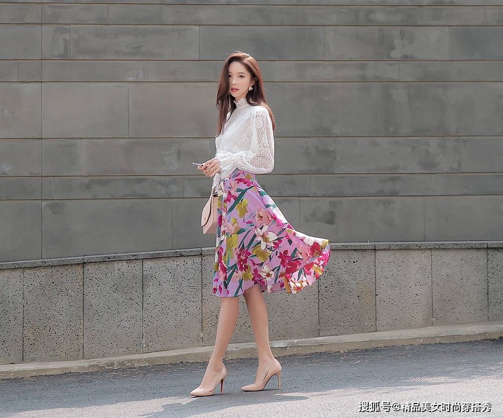 衣袖|色彩艳丽的印花半身裙，上搭白色的蕾丝小衫，女神范十足