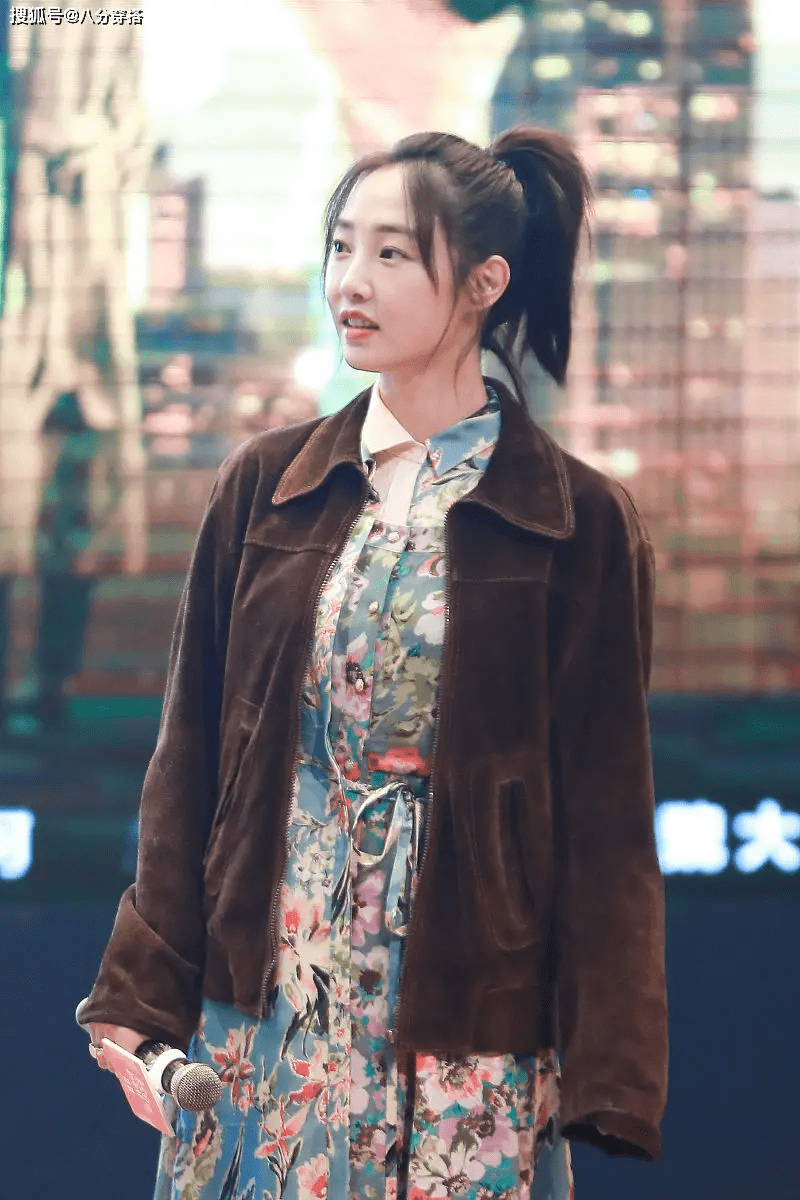 棕色|白百何真会“赶时髦”，碎花裙配棕色灯芯绒外套简约干练，真减龄