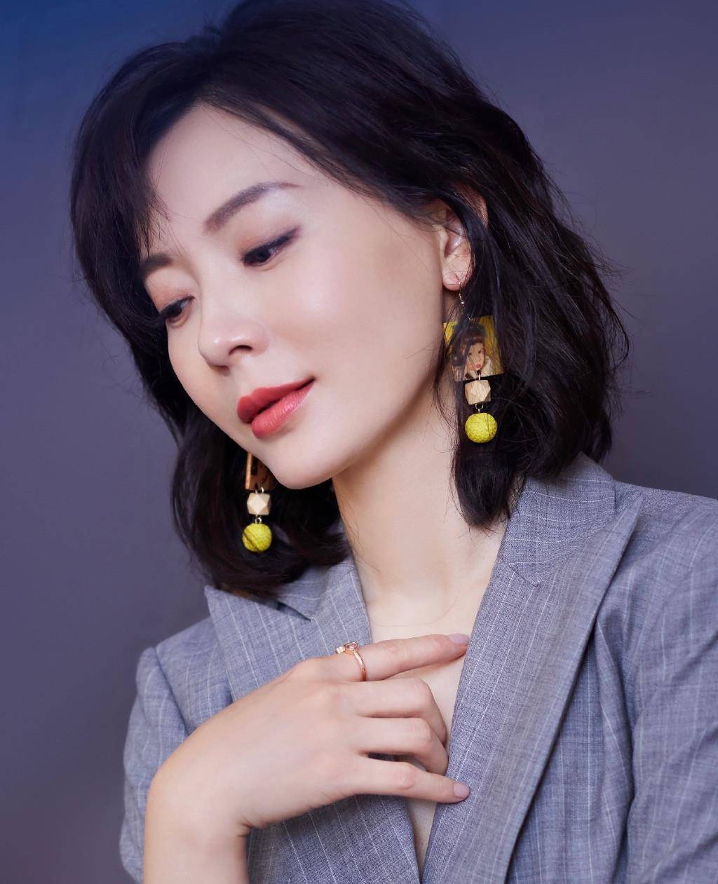 身材|陈数的“骨感”身材真美，吊带搭配西装裤，网友：美得让人心动！