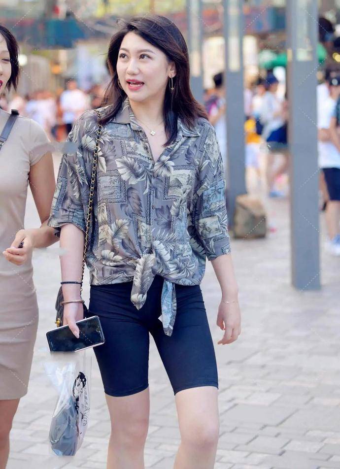 出其不意|美女更爱五分裤，显身材有气质，出其不意的组合才是亮点！