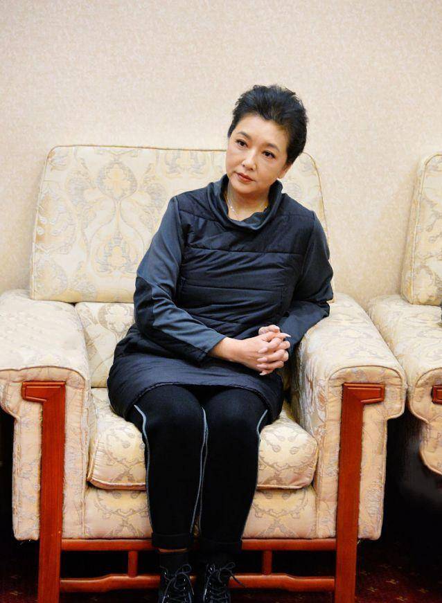 整体|53岁江珊穿得和普通人一样,气质却优雅迷人,一张天然脸真的抗老