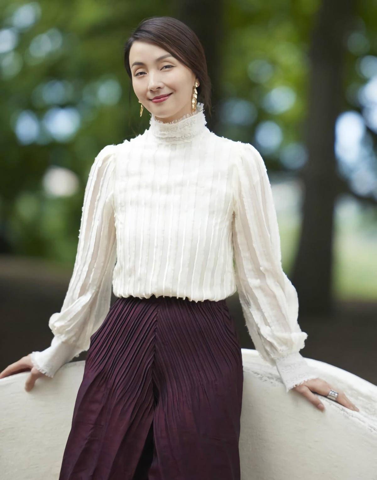 陶虹|有肚子的女人别只会“塞衣角”，学学陶虹的藏腹穿法，显瘦又时髦