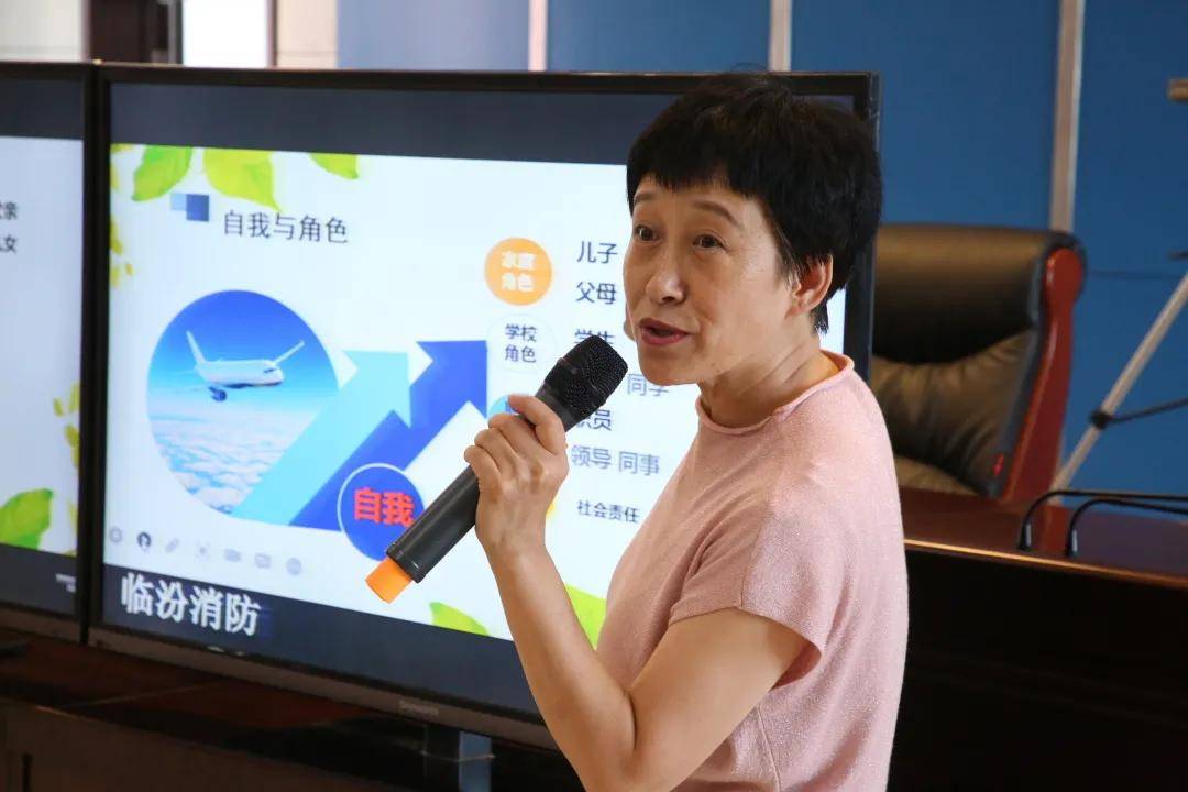 景丽老师首先用"双人舞"类比婚姻关系,结合自己多年从事心理咨询和