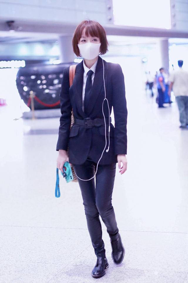身材|鲁豫穿西装打领带干练出行，见粉丝摘口罩营业气质迷人，又飒又A