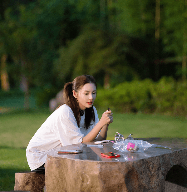 张雨绮|张雨绮真是被“年下恋爱”宠坏了，穿少女的衣服约会，不像当妈的