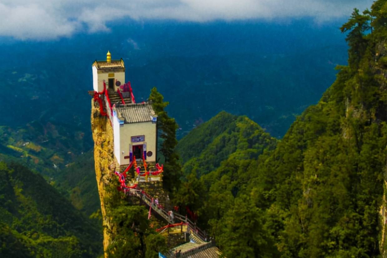 原创我国建在山尖上的寺庙三面被悬崖围绕仅仅有6平方米