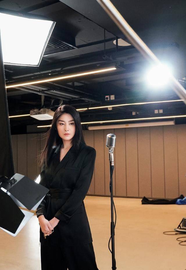 条纹|明星就是会保养，陈慧琳晒与好友合影，皮肤光滑紧致还光芒四射！