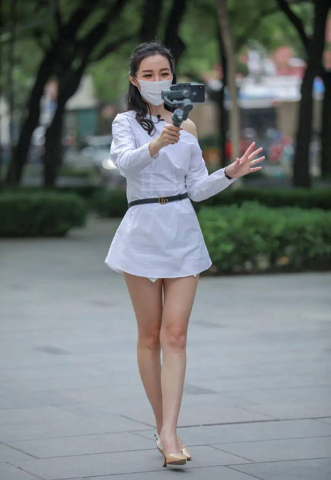 衬衣|“短裤T恤”大势已去，如今盛行“上长下短”新穿法，别迷糊了！